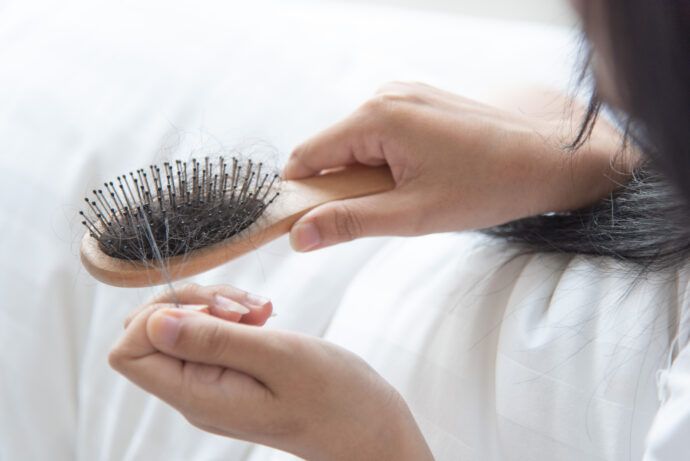 haarausfall stillzeit was hilft, haarausfall nach geburt, haarausfall nach schwangerschaft, was tun, vorbeugen, erfahrungen, wann zum arzt, hausmittel, nahrungsergänzung