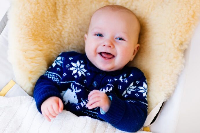 lammfell für babys, lammfell baby ja oder nein, lammfell fußsack kinderwagen, lammfell baby plötzlicher kindstod gefährlich