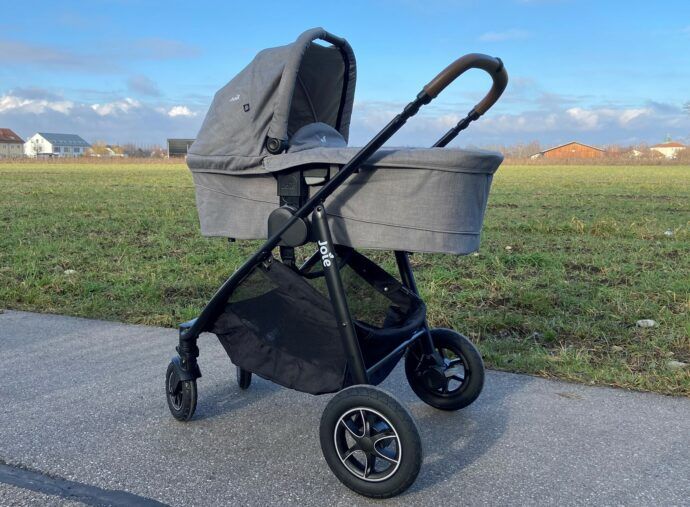 leichter kinderwagen joie versatrax in grey flannel mit babywanne im test