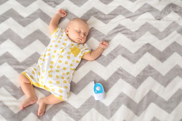 baby schläft auf decke mit weissem rauschen aus babyphone