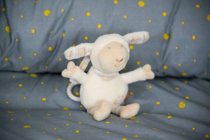 mini spieluhr baby love schaf sitzt beim spieluhr vergleich im babybett