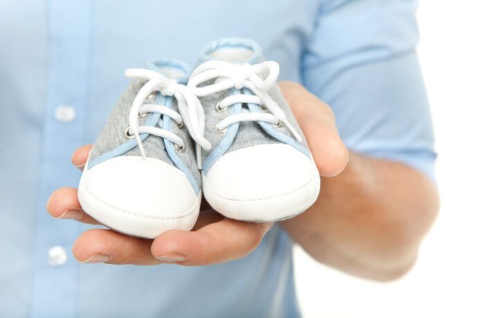 mann mit babyschuhen