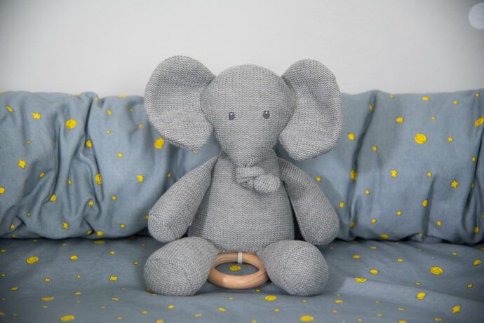 spieluhr baby test mit strick elefant tembo von nattou sitzt auf wickeltisch