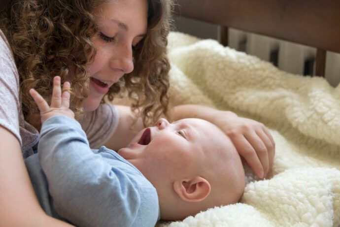 sprachentwicklung baby spricht und brabbelt im liegen mit mutter