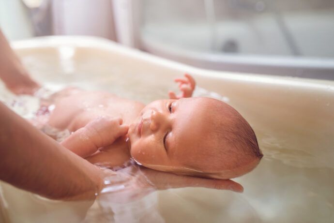 Baby in der Badewanne