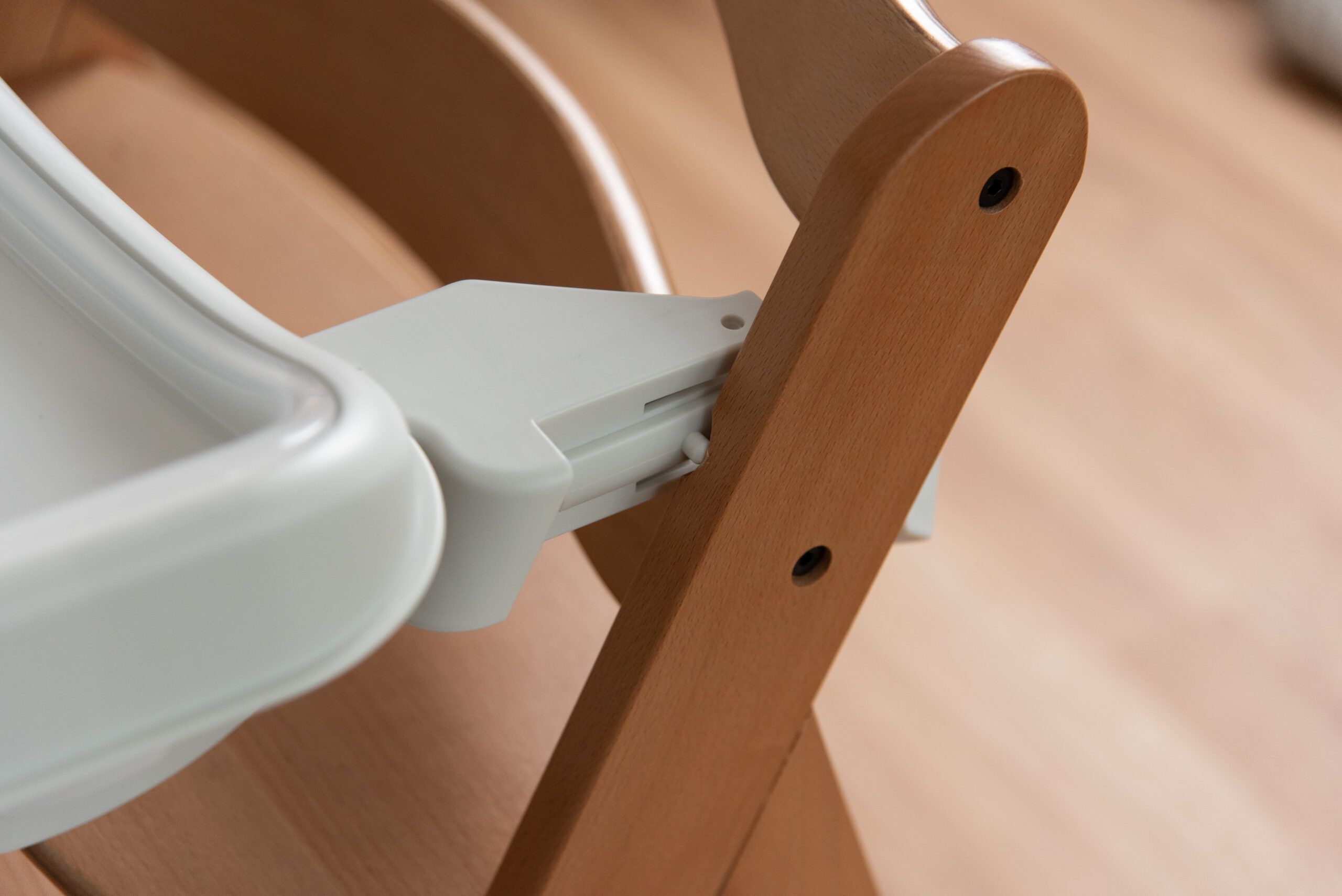 montage hauck alpha tray befestigung an r&uuml;ckenlehne vorderseite schritt 1