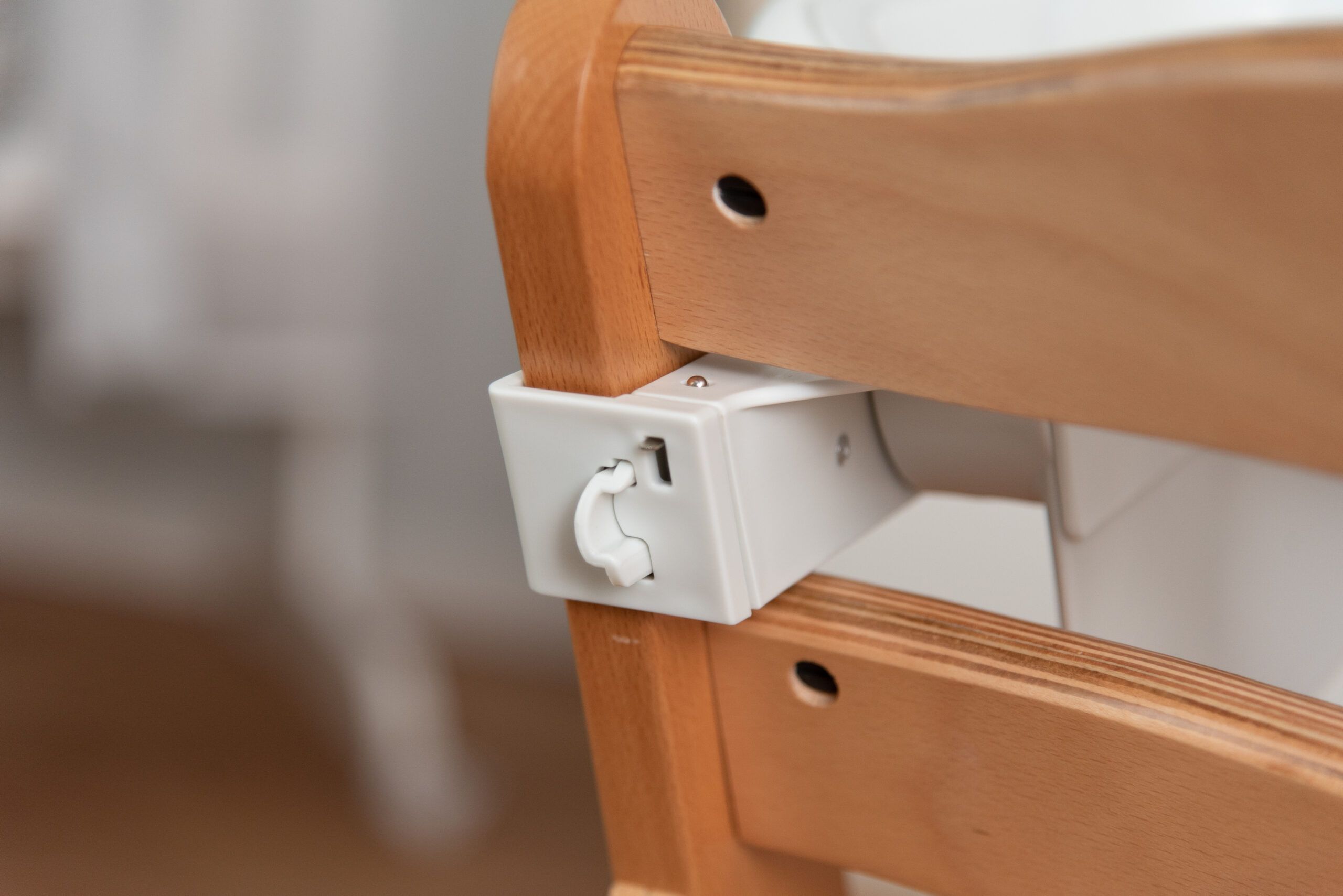 montage hauck alpha tray befestigung an r&uuml;ckenlehne r&uuml;ckseite schritt 4