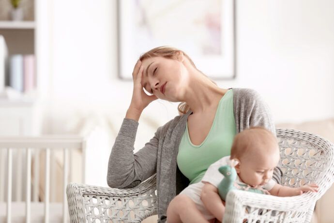 traurige mutter mit baby