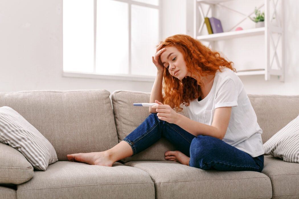 frau ist schwanger trotz spirale hält positiven schwangerschaftstest