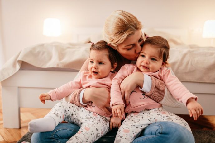 zwillinge gleich anziehen ja oder nein, zwillinge individualität fördern,, eineiige zwillinge selbsterkenntnis, mutter mit zwillingsmädchen gleich angezogen