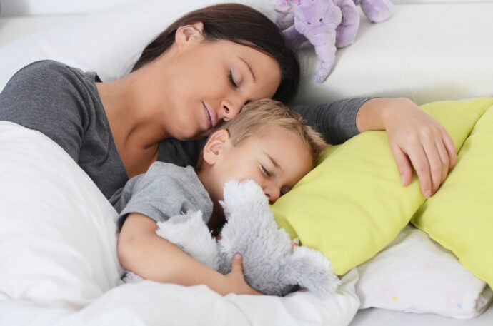mutter und sohn schlafen, einschlafbegleitung, mutter kuschelt mit kind