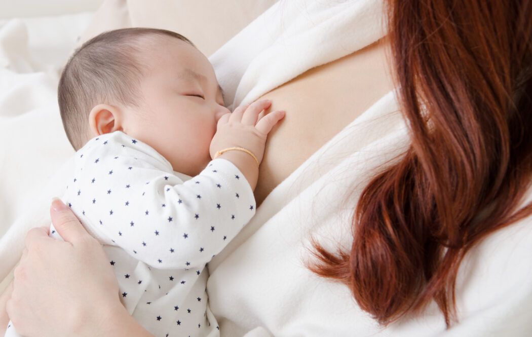 mutter stillt baby, brust ausstreichen abstillen milch ausstreichen milchstau, brust ausstreichen video anleitung,