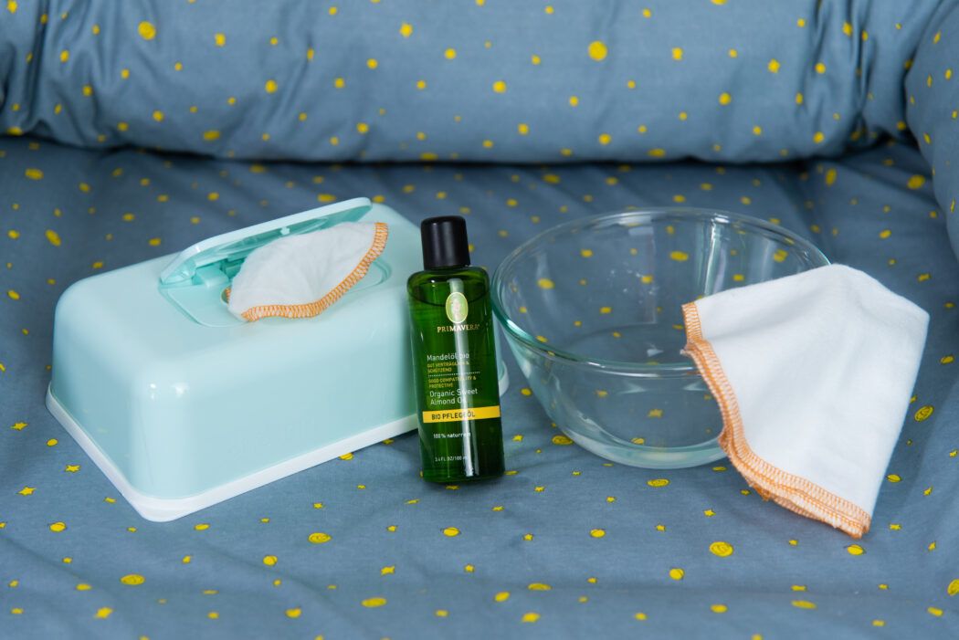 diy feuchttücher selber machen mit baby waschlappen öl und wasser in einer schüssel