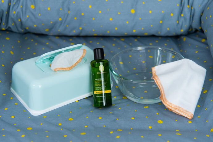 diy feuchttücher selber machen mit baby waschlappen öl und wasser in einer schüssel