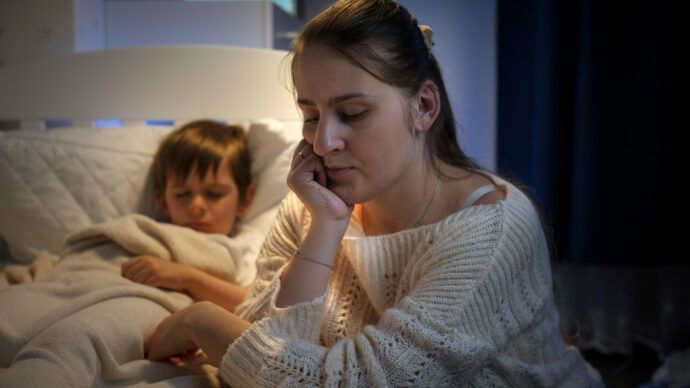 kind wacht nachts ständig auf und weint mutter wacht am bett