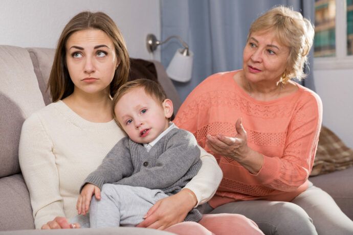konflikte zwischen eltern und großeltern, mutter oma und kind streiten, mutter oma und kind diskutieren