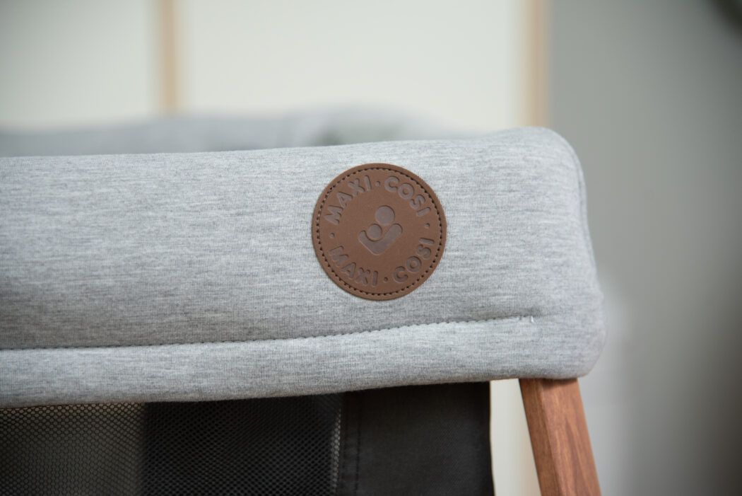 maxi cosi logo am reisebett iris