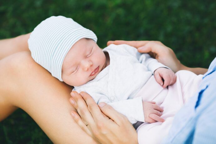 baby anziehen sommer, neugeborenes anziehen sommer, baby nachts anziehen sommer, baby anziehen trage sommer