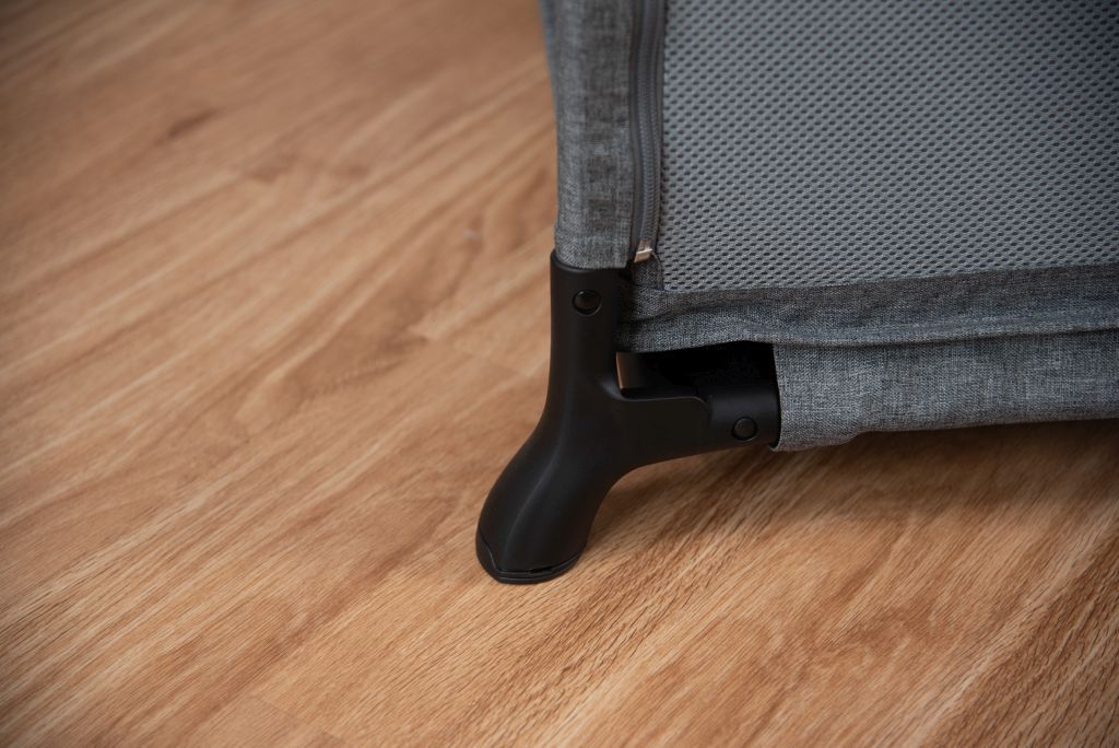 breiter standfuss des reisebetts stardust von bugaoo