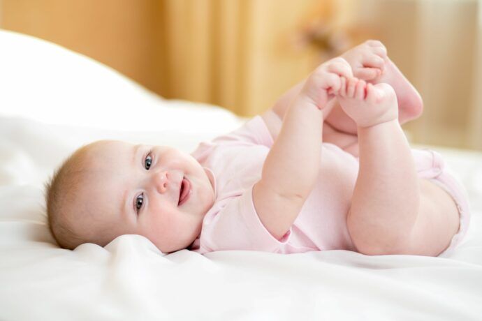 8 wochen schub dauer anzeichen erfahrungen schlaf schreien, 2. wachstumsschub, baby spielt mit füßen, baby 8 wochen