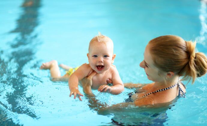 ab wann mit baby ins schwimmbad, schwimmbad baby packliste, baby freibad ab wann, babyschwimmen ab 6 wochen, schwimmen mit baby, ab wann mit baby in den pool