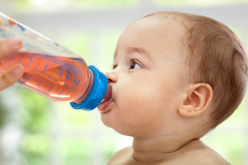 ab wann darf baby tee trinken, babytee, baby kräutertee, früchtetee