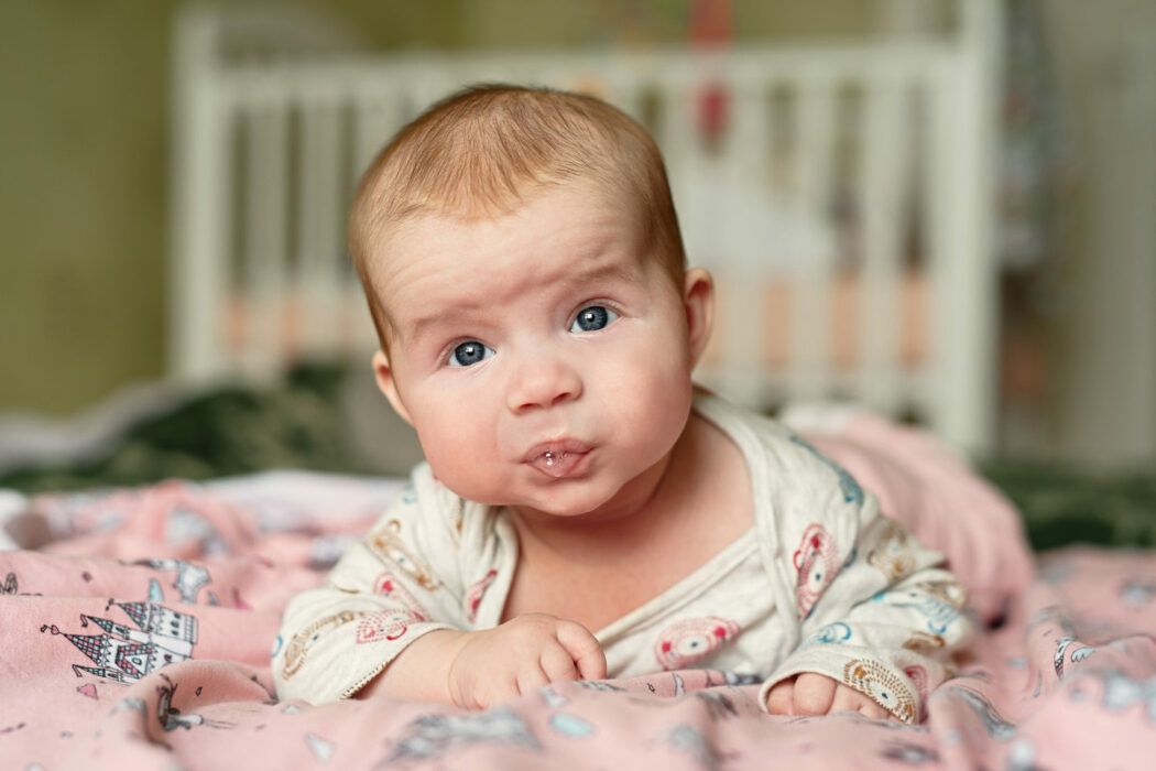 12 wochen schub baby, 3 monate altes baby liegt auf dem bauch und hält seinen kopf selbstständig