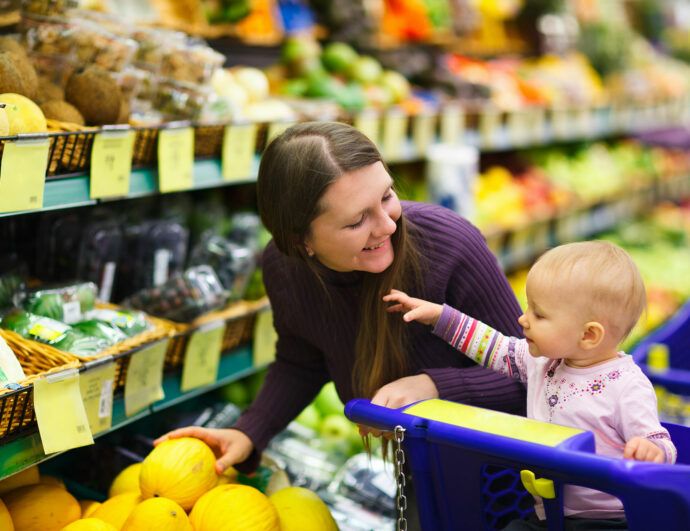 mutter mit baby im supermarkt, einkaufen mit baby
