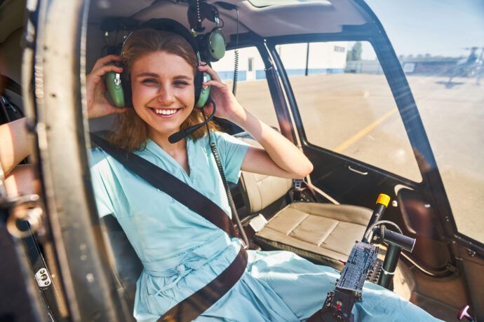 helikopter eltern, rasenmäher eltern, uboot eltern, curling eltern, frau sitzt in hubschrauber