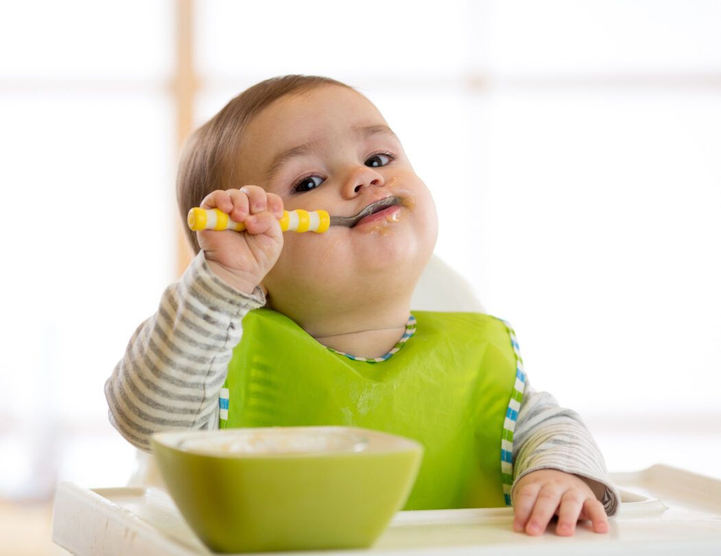 lätzchen, babylätzchen, kleinkind isst brei