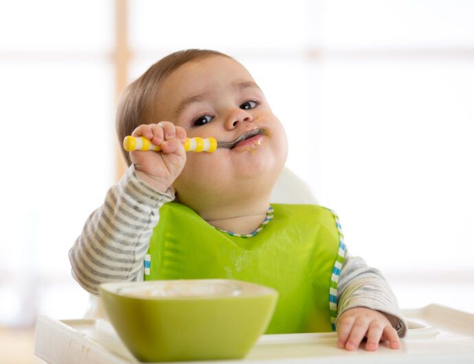 lätzchen, babylätzchen, kleinkind isst brei