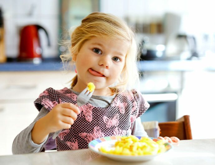 schnelle kindergerichte, kleines mädchen beim mittagessen