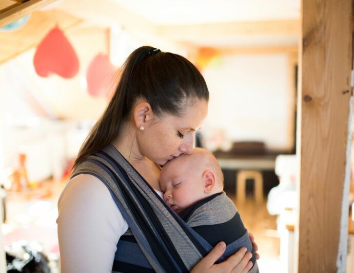 tragen nach kaiserschnitt, mutter mit baby im tragetuch