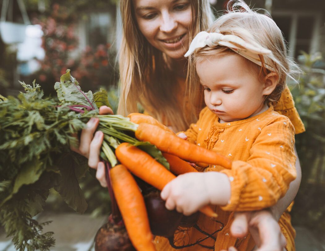 nachhaltig leben mit kind, mutter mit kind am wochenmarkt