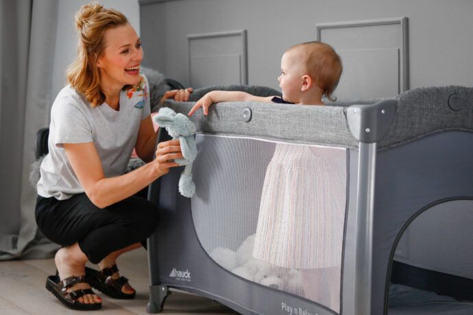reisebettmatratzen mutter spielt mit baby im hauck reisebett
