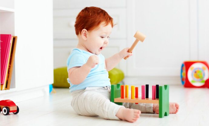 spielzeug ab 1 jahr, kinderspielzeug 1 jahr, spielsachen einjähriges kind, kleiner junge spielt mit klopfbank