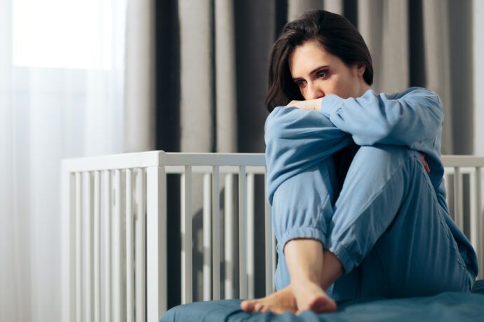 trennung von baby nach geburt, trennung baby in klinik, bonding nachholen, darf nicht zu baby nach geburt, baby kinderklinik, traurige mutter neben leerem babybett