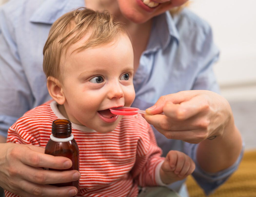 hustensaft für kinder selber machen, kleinkind trinkt einen löffel sirup,