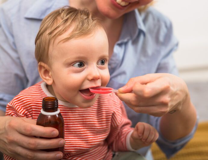 hustensaft für kinder selber machen, kleinkind trinkt einen löffel sirup,