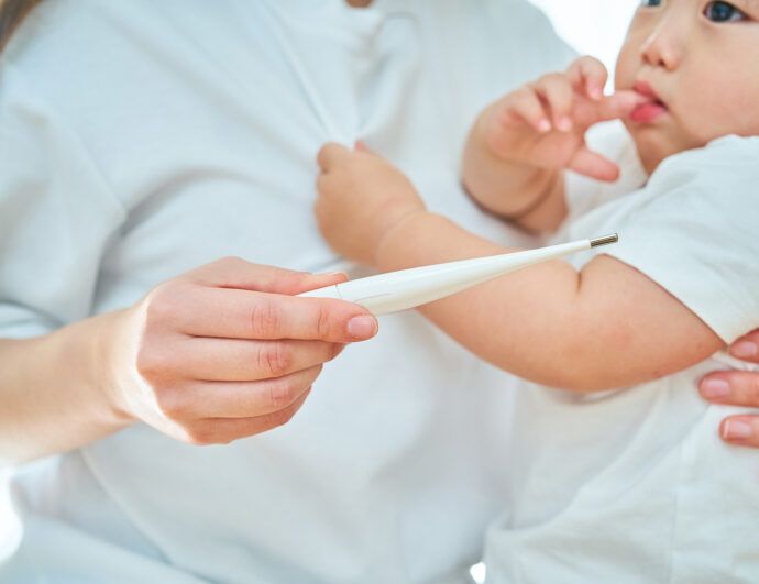 fieber messen beim baby, mutter liest temperatur ab