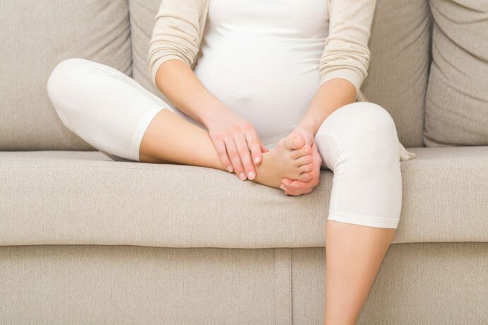 schwangere mit schmerzenden beinen, kompressionsstrümpfe in der schwangerschaft