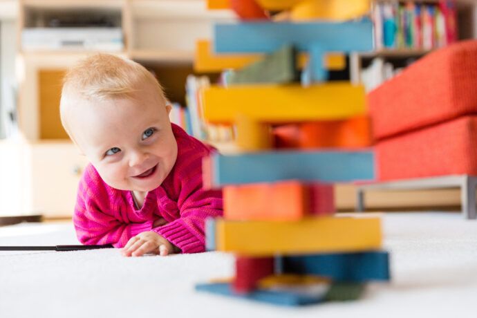 6. Wachstumsschub, 37 Wochenschub, Baby auf Entdeckungsreise, Baby robbt zu Bauklötzen