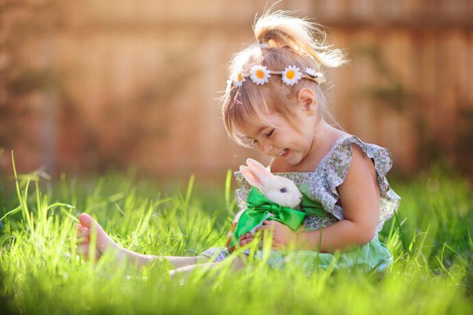 kleinkind mit kuscheltier, kleines mädchen mit osternest, osternest für kleinkinder befüllen bastelideen osternest, ostergeschenke kleinkind