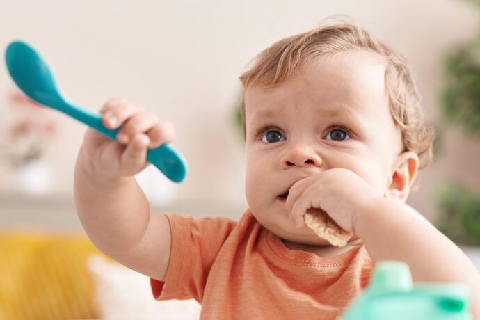 baby mit reiswaffel, reiswaffeln für babys, baby isst