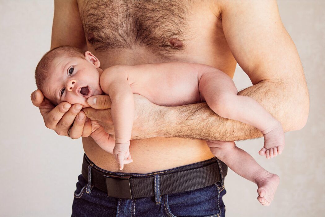 fliegergriff babys vater hält neugeborenes auf arm mit hautkontakt