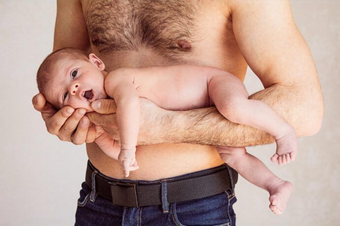 fliegergriff babys vater hält neugeborenes auf arm mit hautkontakt