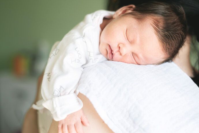 baby liegt auf schulter der mutter auf einer mullwindel, reflux baby symptome, reflux baby schlafstörungen, baby reflux schlafposition, baby reflux was hilft, reflux niere baby behandlung, reflux baby nachts stillen, reflux baby hausmittel, reflux baby röcheln, anti reflux kissen babykeilkissen reflux babyanti reflux pulver baby, anti reflux matratze baby reflux baby wann besserung