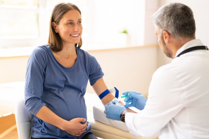 schwangere frau beim arzt blutabnahme, kleiner zuckertest schwangerschaft ablauf, zuckertest werte, schwangerschaftsdiabetes test, glukosetoleranztest, zuckertest schwangerschaft was vorher essen