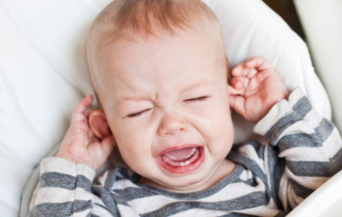 paukenerguss kind kleinkind baby ohrenschmerzen, kind wasser hinter trommelfell, paukenerguss ursache symptome behandlung hausmittel wann zum arzt