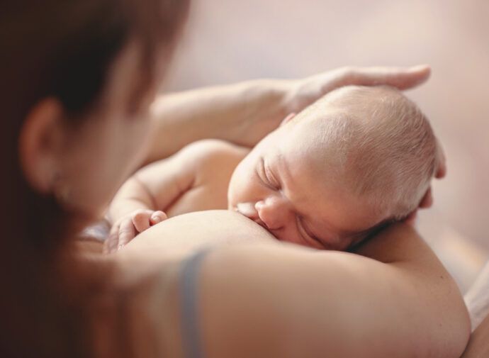 baby schläft beim stillen ein bevor es satt ist, baby schläft an der brust ein, baby schläft beim stillen immer ein, baby zum stillen wecken ja oder nein